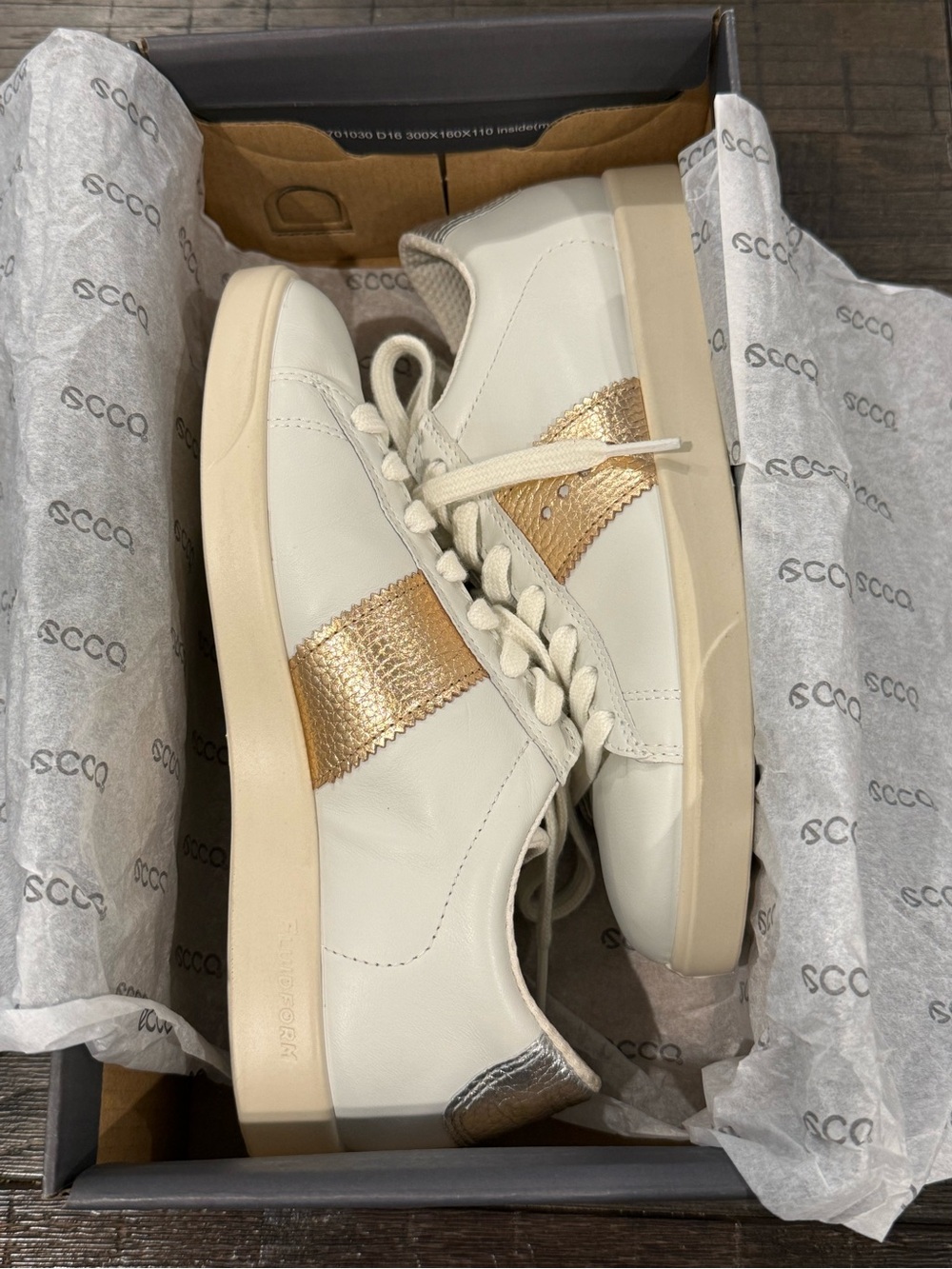 Women’s Ecco Street Lite Sneaker Leather White with Bronze and Silver US 5-5.5